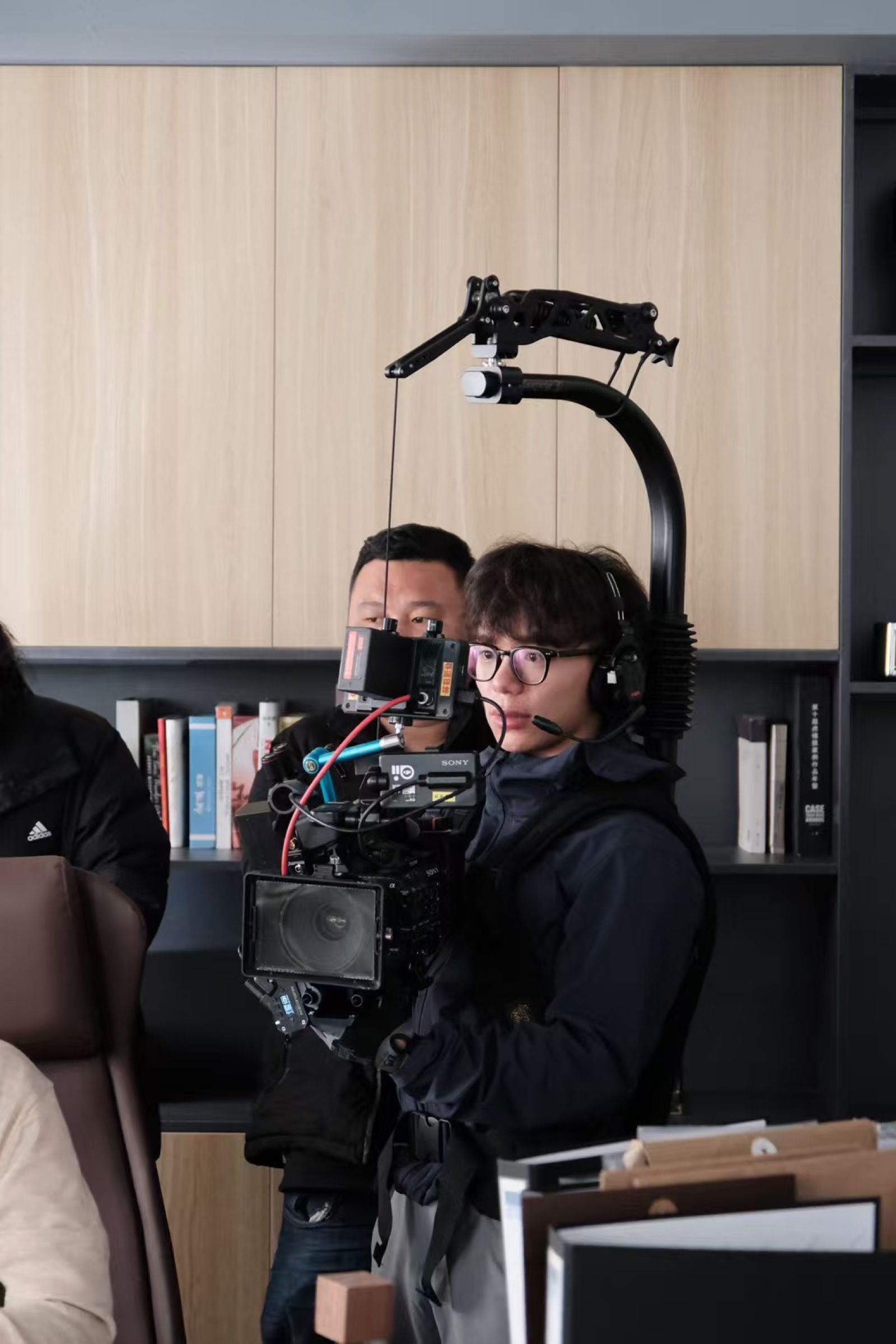 Jason Chen working with an Easyrig and cinema camera